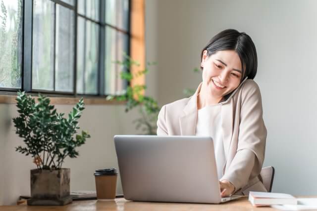 開業コンサルタントとして開業を目指す医師にアドバイスしている不動産会社の女性(イメージ)