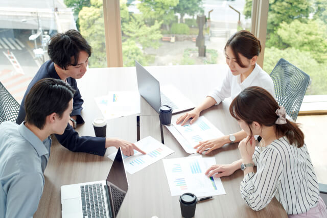 クリニックの開業計画について、医師、不動産会社、税理士、弁護士、医療コンサルタントといった様々な専門家を交えて会議している様子(イメージ)
